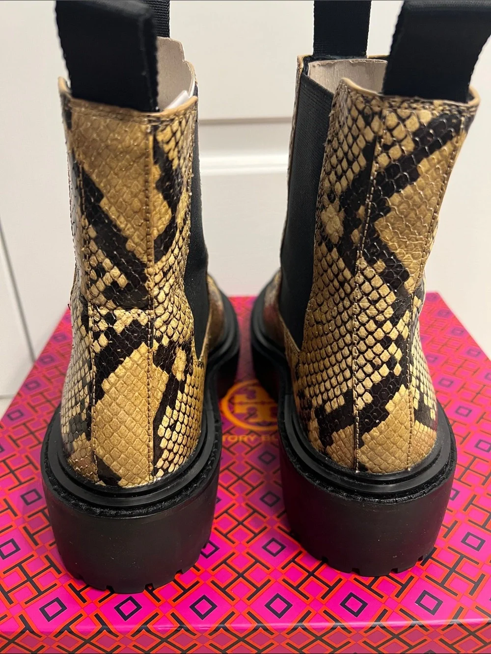 Tory Burch Chelsea Lug Platform in Pale Desert Roccia/ Black W size 8.5
